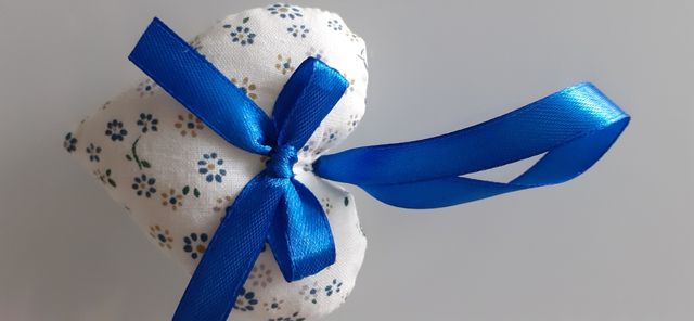 Shabby cuori a fiorellini con fiocco rosa e azzurr