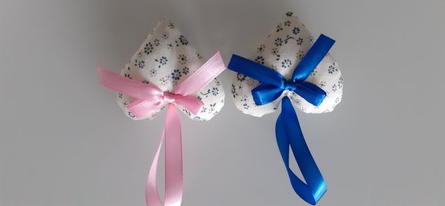 Shabby cuori a fiorellini con fiocco rosa e azzurr