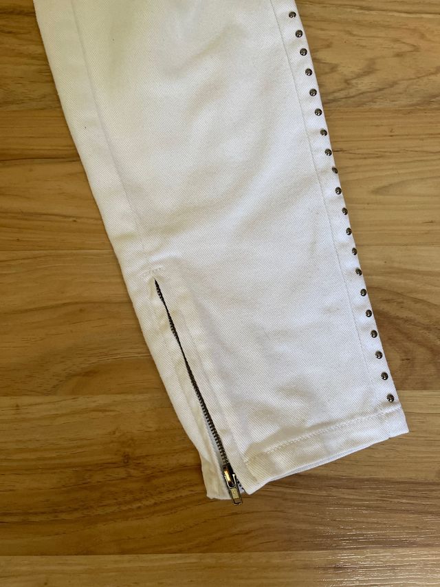 Pantalón vaquero remaches blanco T. 40