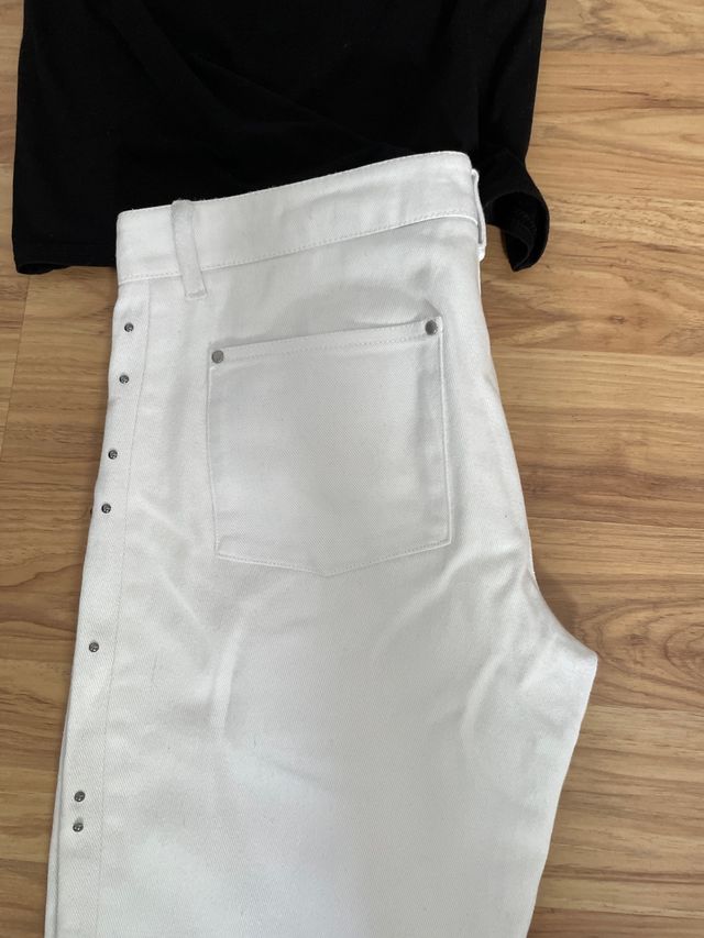 Pantalón vaquero remaches blanco T. 40