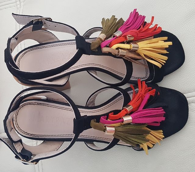 Sandalias negras con borlas de colores