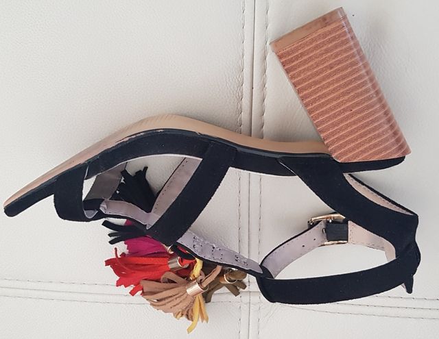 Sandalias negras con borlas de colores