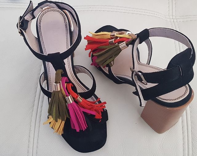 Sandalias negras con borlas de colores