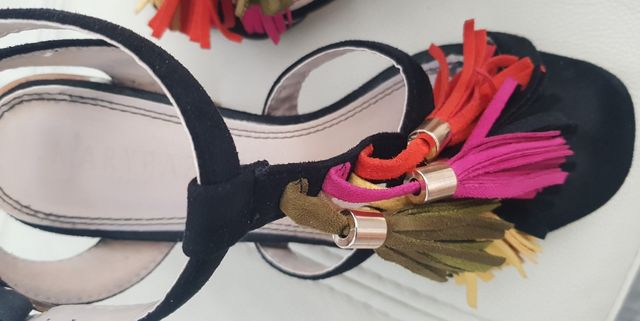 Sandalias negras con borlas de colores