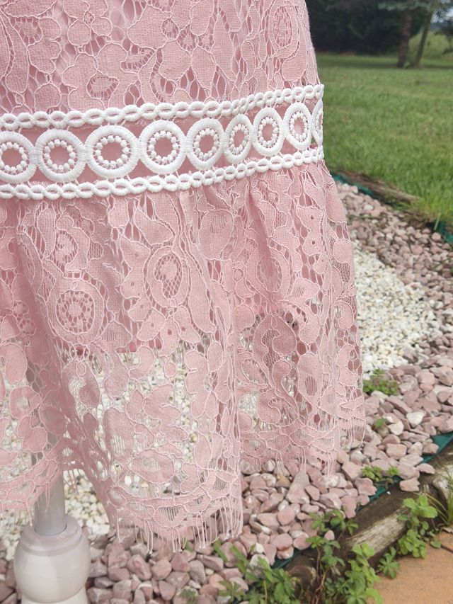 🌺 Preciosa falda de blonda rosa con volante