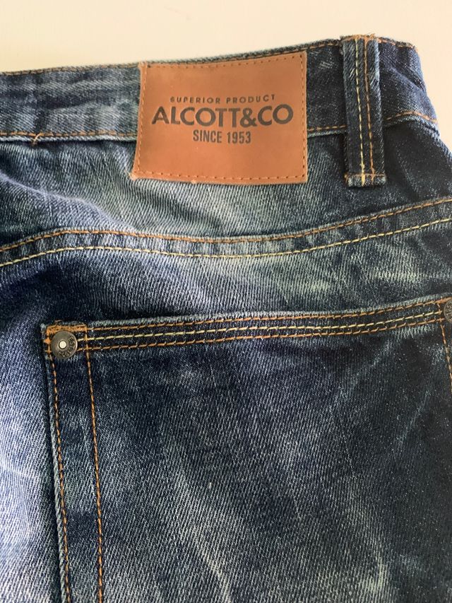 Pantalón vaquero azul oscuro.Talla 42