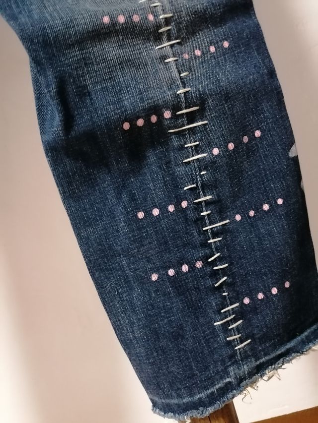 Custom tejanos pintados y bordados a mano