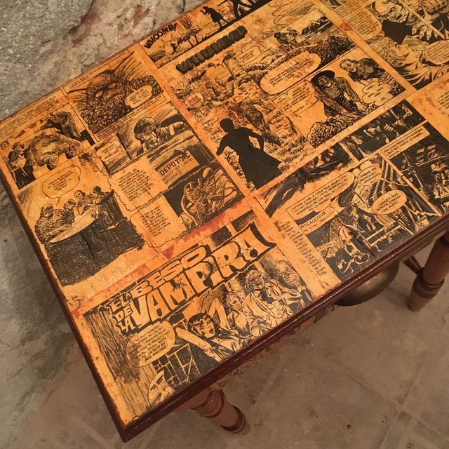 Mesilla noche cómics blanco y negro