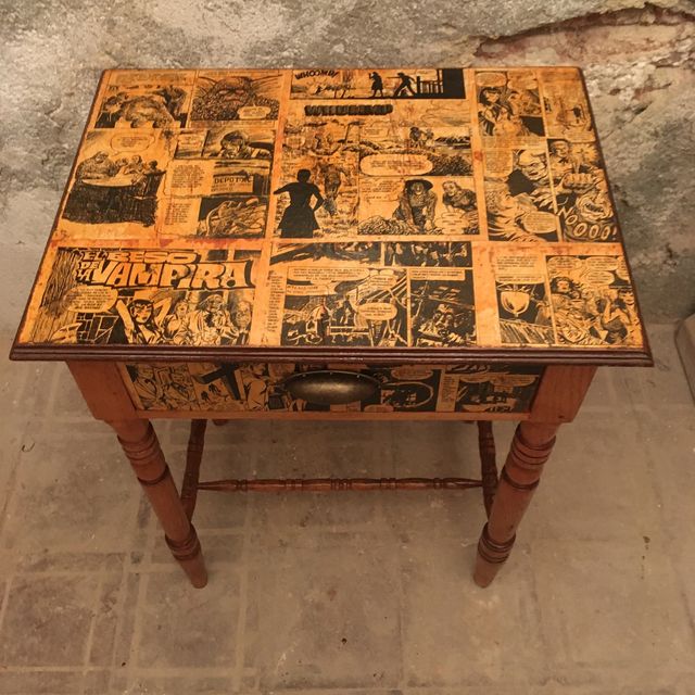 Mesilla noche cómics blanco y negro