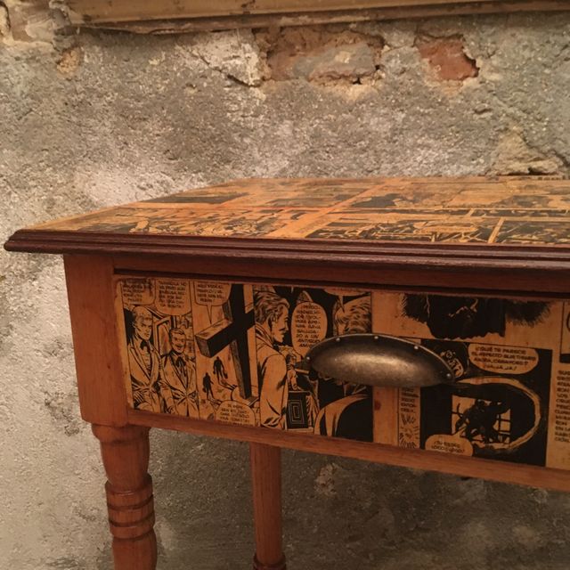 Mesilla noche cómics blanco y negro