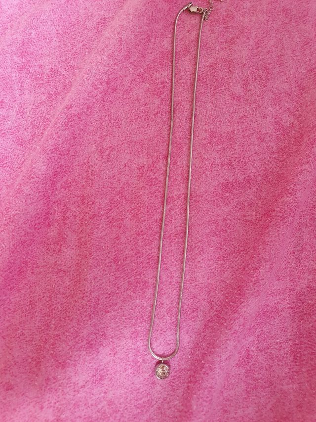 cadena de acero con piedra brillante