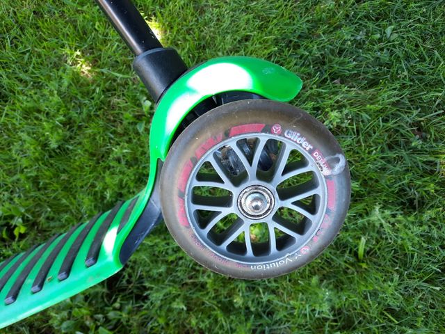 Dos patinetes (verde o rosa)