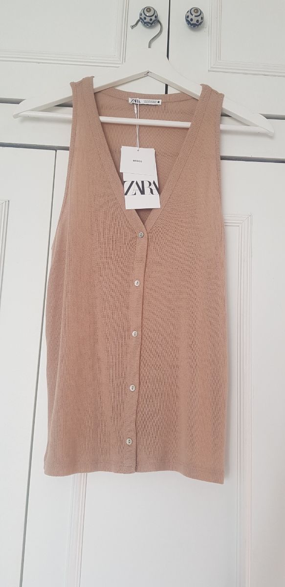 chaleco con etiquetas