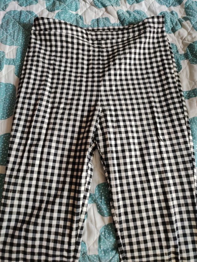 Pantalón con cremallera lateral 3€