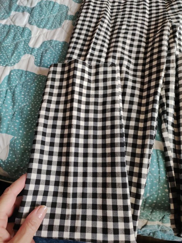 Pantalón con cremallera lateral 3€