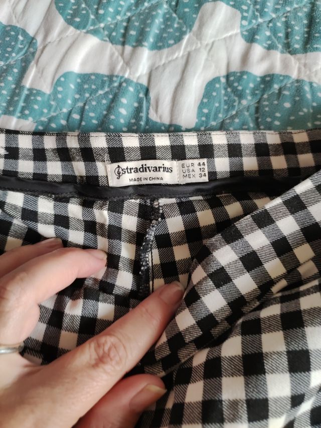 Pantalón con cremallera lateral 3€