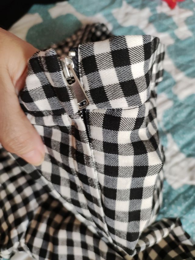 Pantalón con cremallera lateral 3€