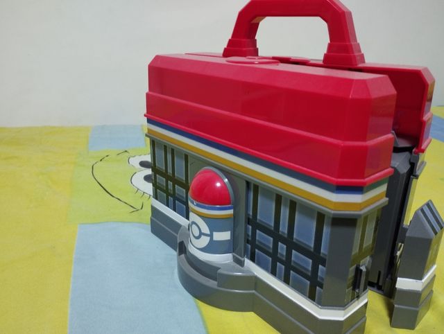 POKEMON.MALETIN.28 MUÑECOS.