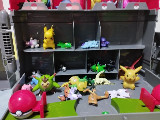 POKEMON.MALETIN.28 MUÑECOS.