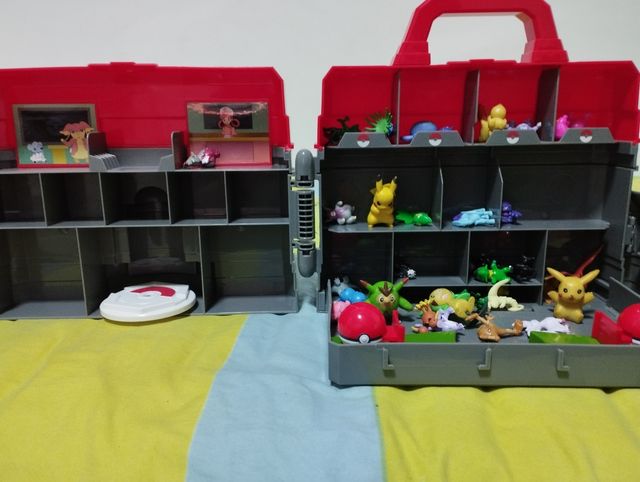 POKEMON.MALETIN.28 MUÑECOS.