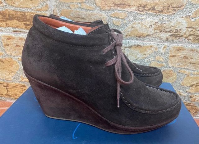 Botines de ante marrones de Pedro Miralles