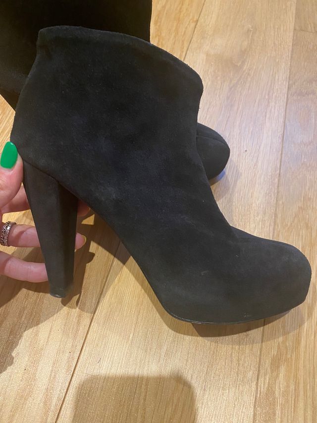 Botines tacòn y plataforma delantera. Piel.