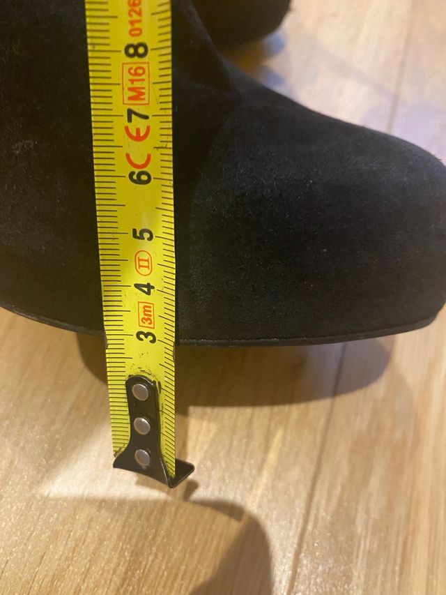 Botines tacòn y plataforma delantera. Piel.