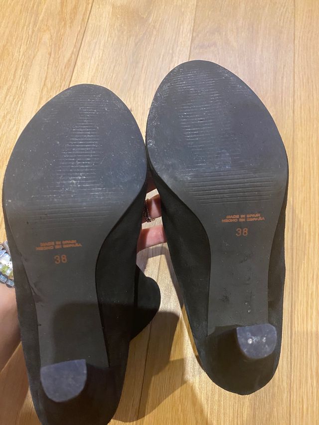 Botines tacòn y plataforma delantera. Piel.