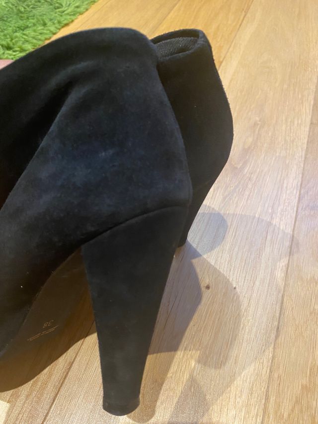 Botines tacòn y plataforma delantera. Piel.