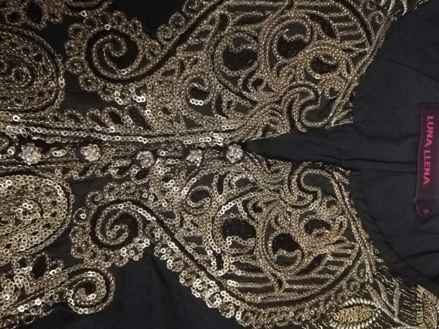 blusa con bordados dorados