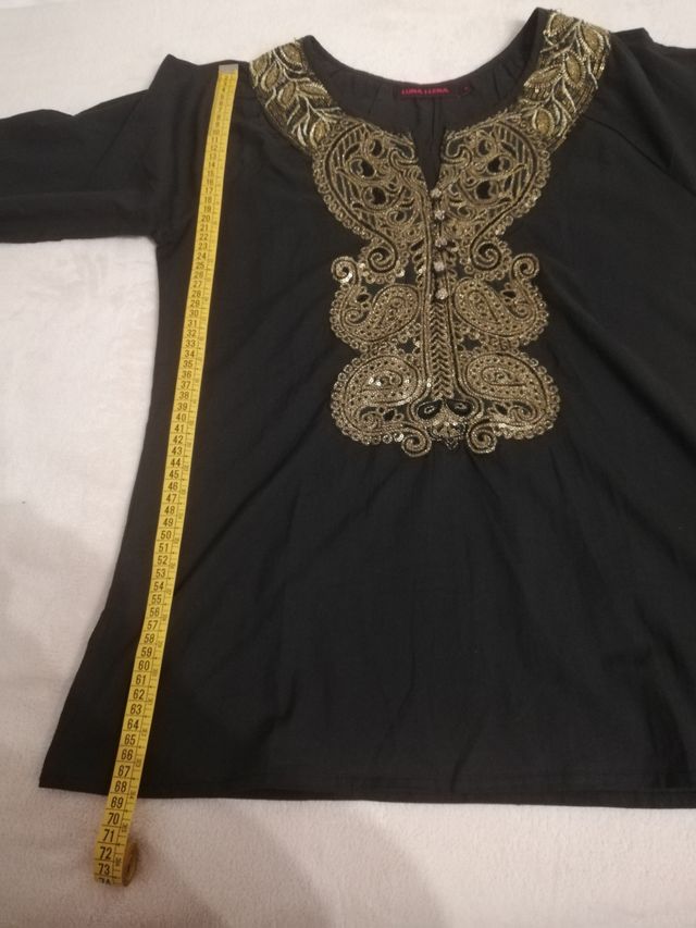 blusa con bordados dorados