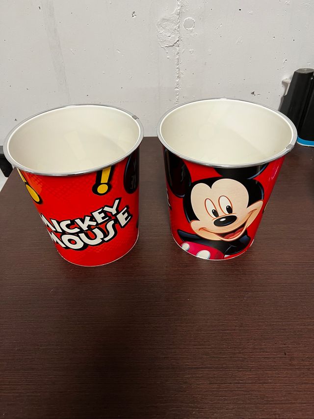 2 Papeleras Mickey Mouse exactamente iguales.