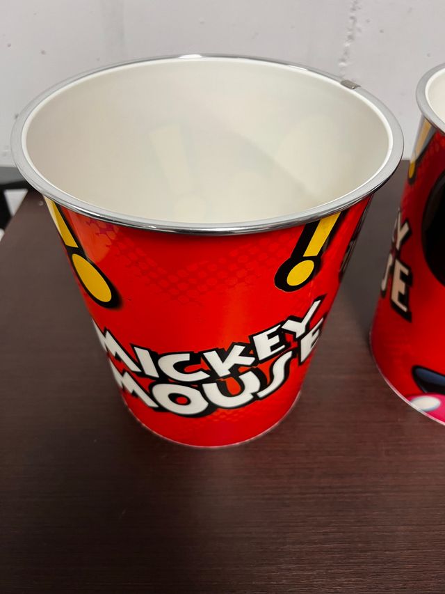 2 Papeleras Mickey Mouse exactamente iguales.