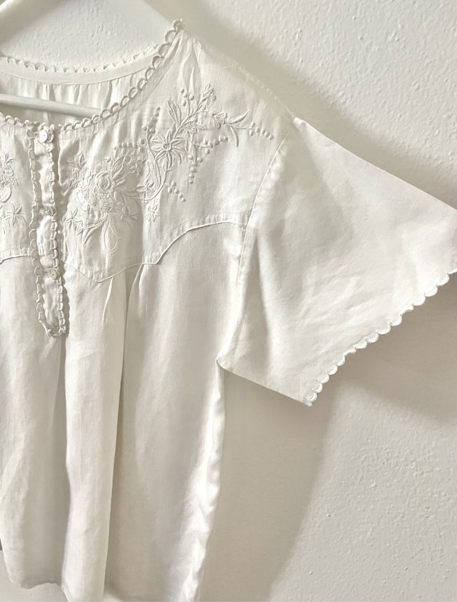 Camicetta vintage con pizzo e ricami