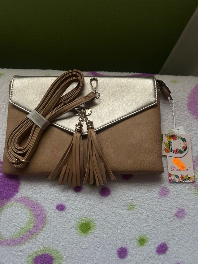 Bolso nuevo con etiqueta.