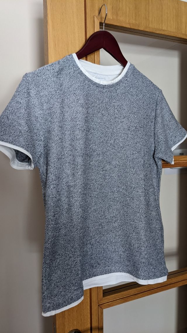 Camiseta azul marino y blanco Talla M