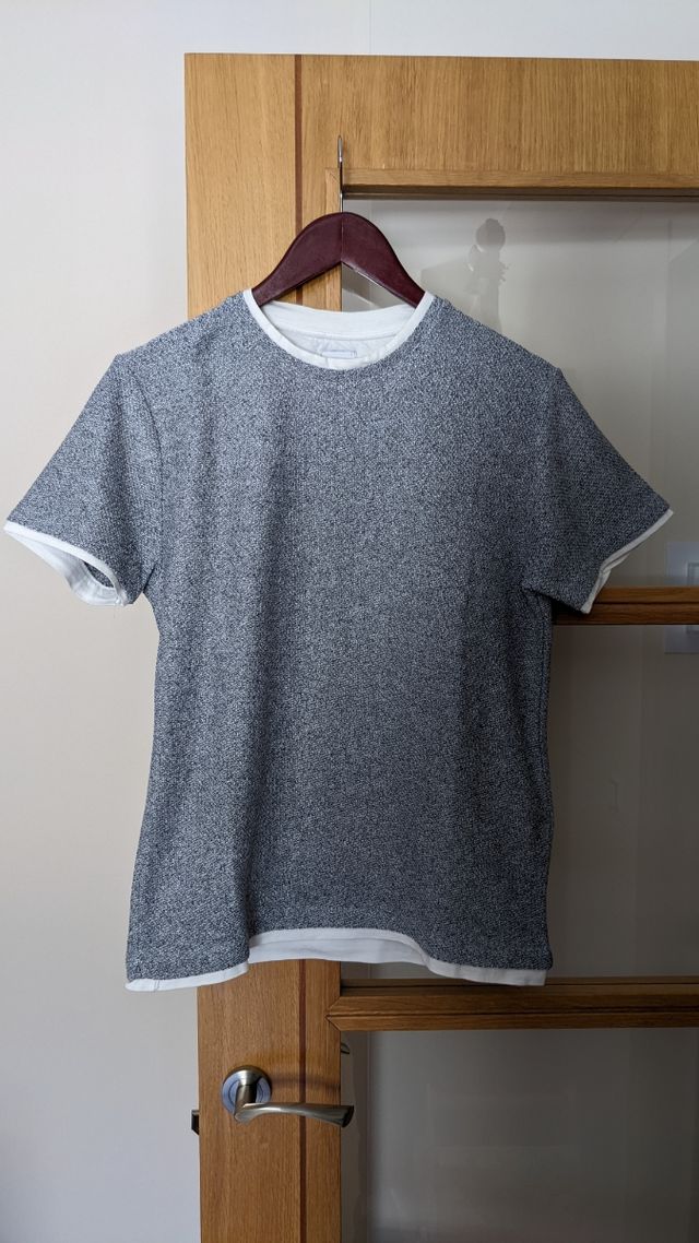 Camiseta azul marino y blanco Talla M