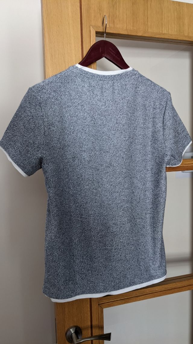 Camiseta azul marino y blanco Talla M