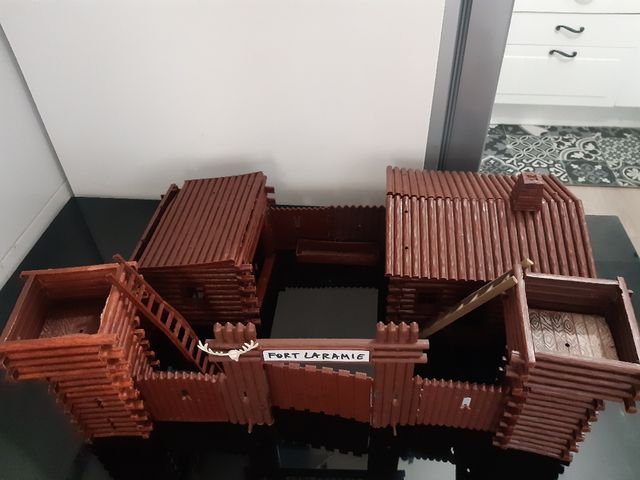 FUERTE APACHE LARAMIE AÑOS 70.