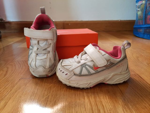 VENDO ZAPATILLAS DEPORTE NIKE T.22