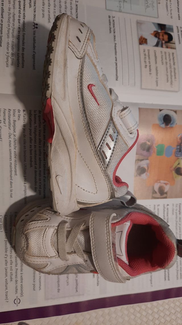 VENDO ZAPATILLAS DEPORTE NIKE T.22