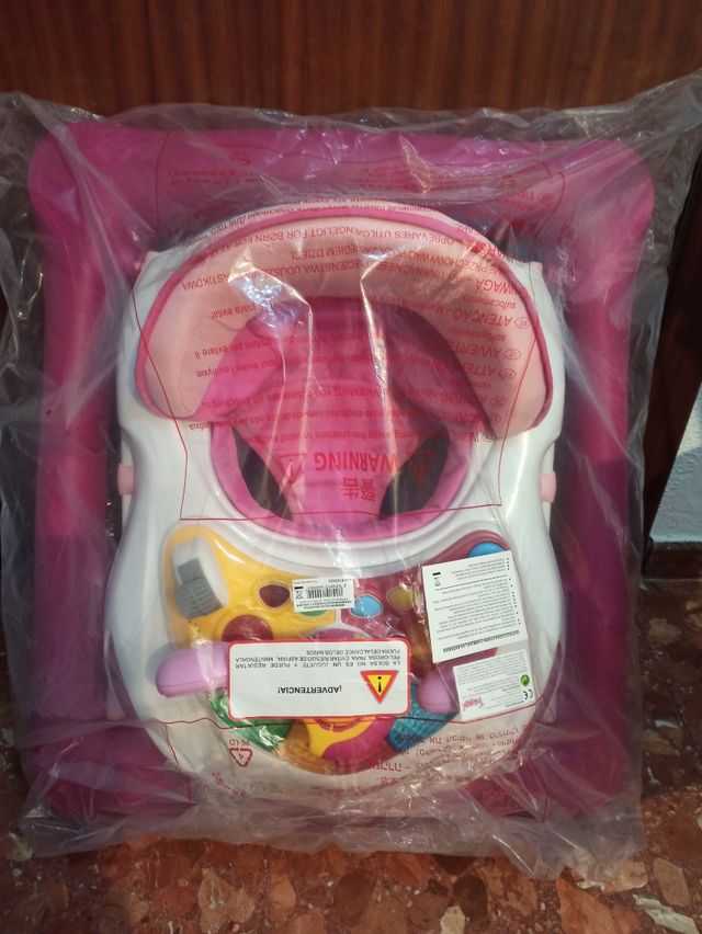 Andador con bandeja de actividades