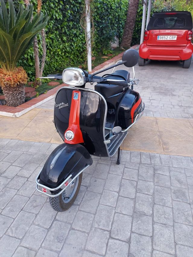 Vespa negra y roja