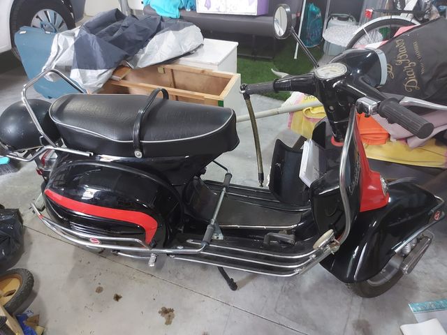 Vespa negra y roja