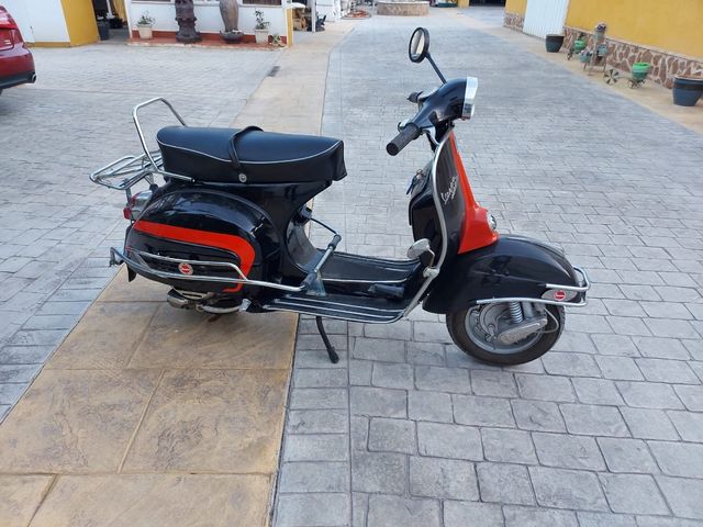 Vespa negra y roja