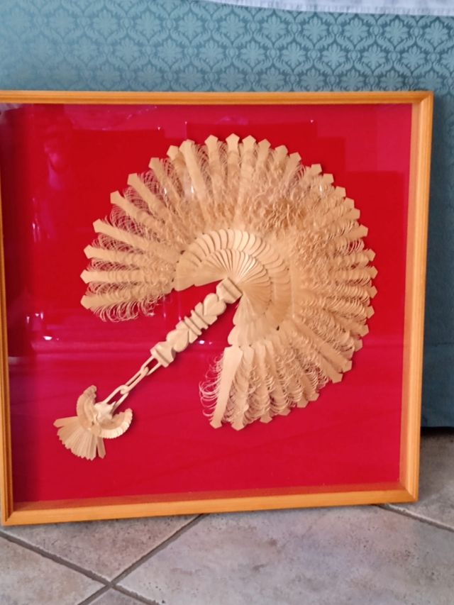 ventaglio in legno intagliato a mano
