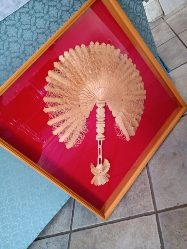 ventaglio in legno intagliato a mano