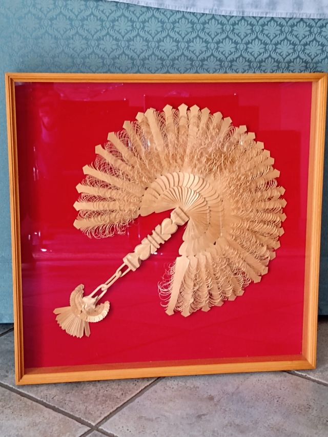 ventaglio in legno intagliato a mano