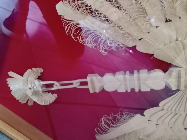 ventaglio in legno intagliato a mano