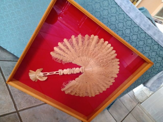 ventaglio in legno intagliato a mano